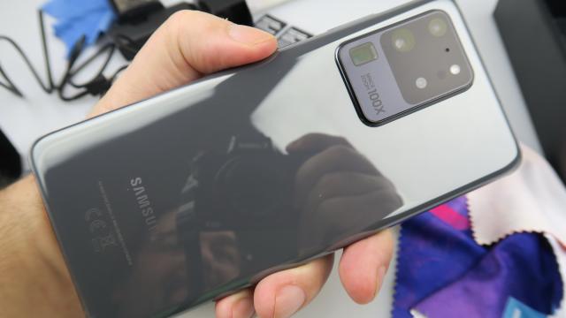 <b>Samsung Galaxy S20 Ultra: Baterie doar acceptabilă la display cu refresh rate de 120Hz, setările pot însă spori autonomia considerabil</b>Samsung Galaxy S20 Ultra are o baterie de 5000 mAh, cea mai generoasă de pe un Galaxy S până acum şi care aduce la pachet şi încărcare la 45W (deşi avem doar încărcător de 25W la pachet), dar şi încărcare wireless rapidă 2.0 la 15W şi încărcare inversă la