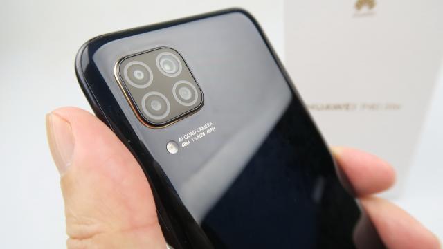 <b>Huawei P40 Lite Unboxing: telefon quad camera cu cea mai rapidă încărcare din zona midrange (Video)</b>Ştiţi care a fost cel mai vizionat review Mobilissimo din 2019? Vă spun eu, cel al lui Huawei P30 Lite. De aceea aşteptam cu sufletul la gură succesorul său, pe P40 Lite, care a debutat la final de februarie