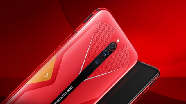 <b>Nubia Red Magic 5G este cel mai nou smartphone de gaming și vine cu ecran 144Hz, 16 GB RAM și răcire pe bază de ventilator</b>Această zi de 12 martie marchează și debutul lui Nubia Red Magic 5G - cel mai nou smartphone de gaming de pe piață care aduce upgrade-uri serioase atât la nivel de look, cât și pe partea de dotări hardware.