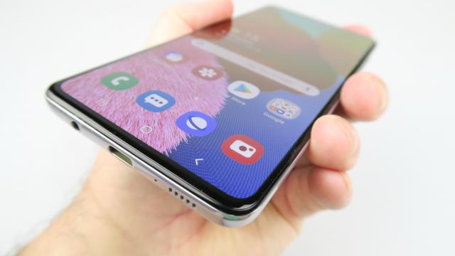 <b>Samsung Galaxy A51: Benchmark-uri un pic peste predecesor</b>Samsung Galaxy A51 are un upgrade incremental de CPU faţă de predecesor, trecând de la un Exynos 9610 la un Exynos 9611. Acel CPU era găsit şi pe Galaxy A50s apropo. E însoţit aici de 4 sau 6 GB RAM şi 64 sau 128 GB stocare. Aş zice că nu avem lag, dar..