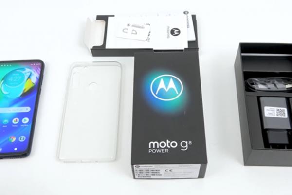 Motorola Moto G8 Power Unboxing: primul battery phone veritabil din 2020 surprinde cu 4 camere, difuzoare stereo (Video)