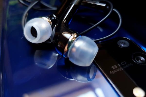 Samsung Galaxy S10 Lite: Acustică mono, potentă la jocuri