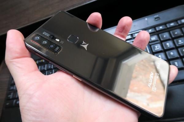 Allview Soul X7 Pro: Design demn de numele "Pro", pe bază de sticlă şi metal