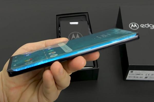 Motorola Edge unboxing: primul telefon cu adevărat tentant şi inovator Motorola de la Moto Z încoace (Video)