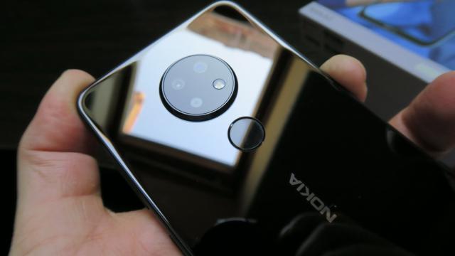 <b>Nokia 6.2: Camera deloc constantă, are 3 probleme pentru fiecare atu</b>Nokia 6.2 are o cameră care sună a midrange în 2018, sună acceptabil în 2019 şi mai are puţin şi sună a entry level în 2020. Vorbim despre o cameră de 8 megapixeli în faţă pentru selfie, dar şi de o cameră tripla în spate, cu senzor principal de 16 MP..