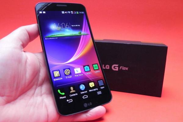 LG G Flex Unboxing: șerpuiește din cutie primul telefon ușor flexibil (Video)