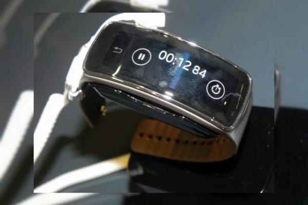MWC 2014: Video hands-on cu noua brățară inteligentă Samsung Gear Fit