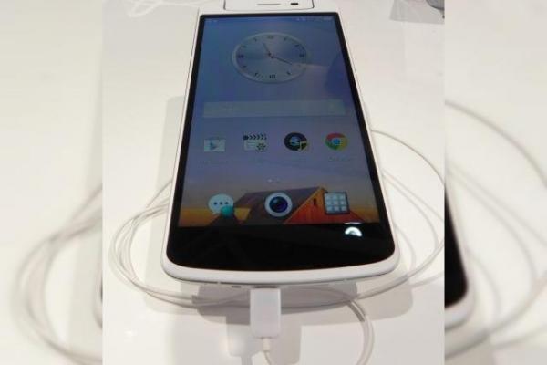 MWC 2014: Oppo N1 hands on preview - primul telefon cu cameră rotativă pe care Îl vedem și un OS custom atractiv (Video)