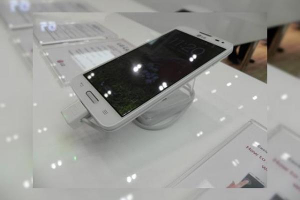 MWC 2014: LG L90 hands on preview - un telefon low end cu KitKat și construcție solidă (Video)