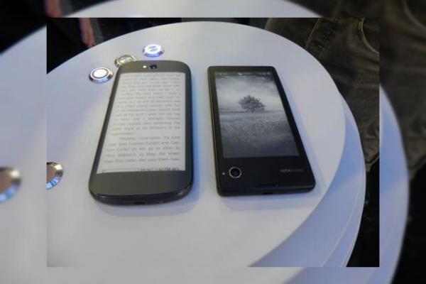 MWC 2014: YotaPhone 1 și YotaPhone 2 hands on - cu mâna pe telefoane dual display ale rușilor (Video)