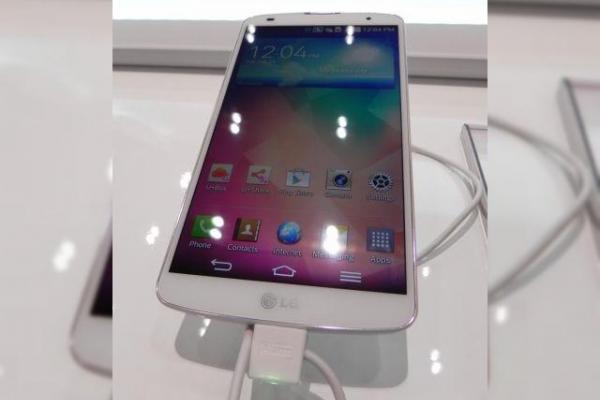 LG G Pro 2 hands on preview - răspunsul Întârziat al LG pentru Galaxy Note 3 (Retro MWC 2014 - Video)