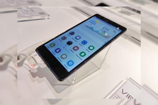 Lenovo Vibe Z hands on preview - phablet LTE de 5.5 inch cu procesor Snapdragon 800 (Retro MWC 2014 - Video)
