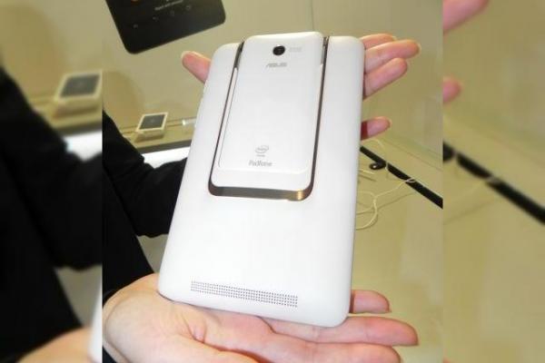 ASUS PadFone Mini (Intel) hands on preview: Padfone-ul pentru publicul de masă, noul Zen UI cucerește (Retro MWC 2014 - Video)