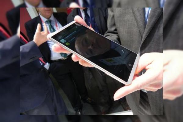 HP Slate6 VoiceTab hands on preview - phablet midrange de 6 inch cu design arătos (Retro MWC 2014 - Video)