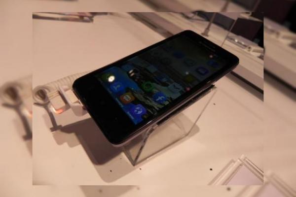 Lenovo S660 hands on preview: un midrange cu o super baterie (Retro MWC 2014 - Video)