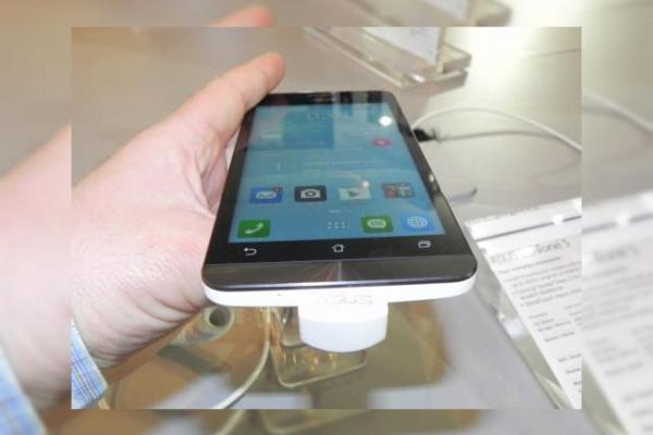 ASUS Zenfone 5 hands on preview - smartphone midrange cu carcasă interschimbabilă (Retro MWC - 2014 Video)