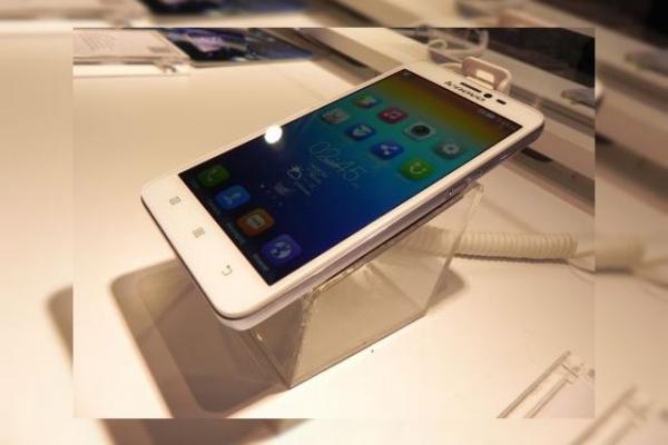 Lenovo S850 hands on preview: telefonul cu carcasă din sticlă face o impresie bună (Retro MWC 2014 - Video)