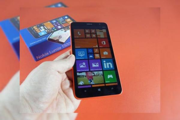 Nokia Lumia 1320 Unboxing: maxi phablet, mini preț (Video)