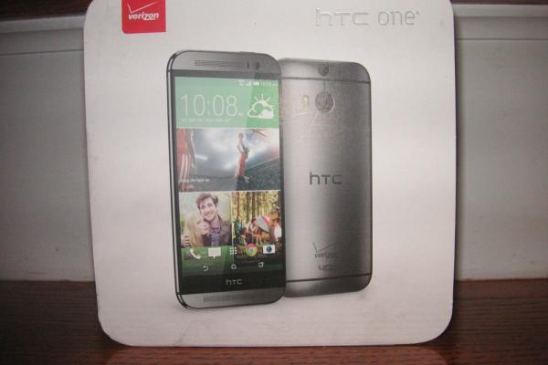 Noul HTC One apare pe eBay, cu un preț de 499.99 dolari, branding Verizon; Avem și poze cu o machetă de nou One!