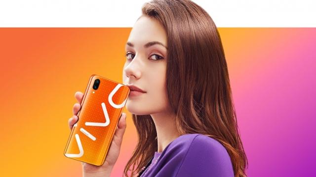 <b>Vivo X23 este anunțat oficial cu cipset Snapdragon 670 și scanner de amprente integrat în ecran; Vine în nuanțe psihedelice </b>La doar câteva zile distanță de la anunțul lui Vivo V11 mai avem parte de o lansare din partea companiei chineze, cea a lui Vivo X23. Trebuie spus că din punct de vedere al design-ului aceste două terminale sunt identice, diferențe fiind remarcate