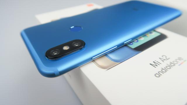 <b>Xiaomi Mi A2 Unboxing: telefon cu Android One, Snapdragon midrange puternic, o nuanţă de albastru atractivă (Video)</b>Pe masa noastră de teste se află în aceste zile și smartphone-ul Xiaomi Mi A2, terminal cu Android One la bord care astăzi primește un clip de tip unboxing. Descoperiți din materialul video de mai jos care sunt accesoriile pe care le aduce 