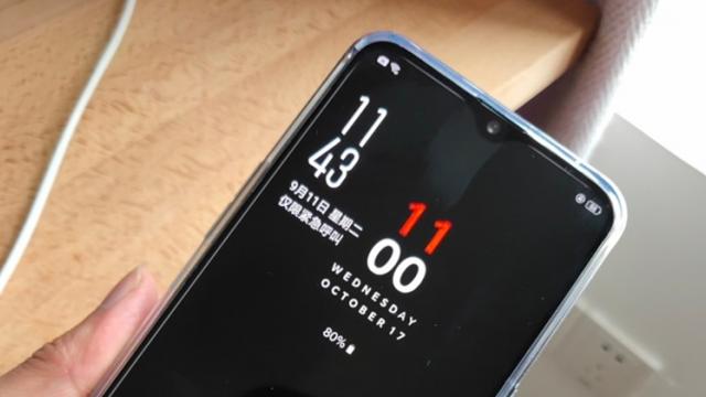 <b>Presupuse fotografii ale lui OnePlus 6T ajung pe web, dezvăluind decupajul în stil "picătură de apă"</b>La scurt timp de la aflarea veștii că smartphone-ul OnePlus 6T urmează a debuta oficial pe data de 17 octombrie iată că în mediul online ajung și fotografii reale cu acest dispozitiv. Ce-i drept imaginile trezesc o urmă de îndoială prin prisma 