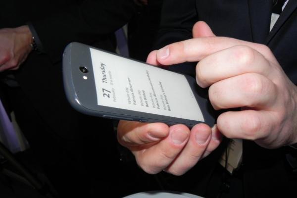 MWC 2014: YotaPhone 1 și YotaPhone 2 hands on - cu mâna pe telefoane dual display ale rușilor (Video)