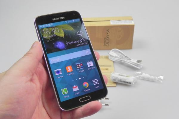 Samsung Galaxy S5 Unboxing: aceeași cutie imitație de lemn, accesorii similare cu S4, dar un terminal nou (Video)