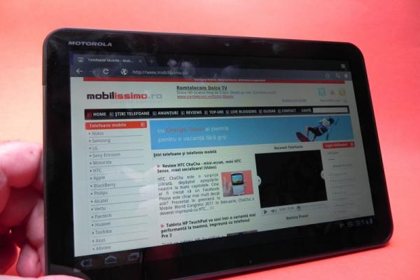 Review Motorola Xoom - prima tabletă Honeycomb se dovedește atractivă (Video)