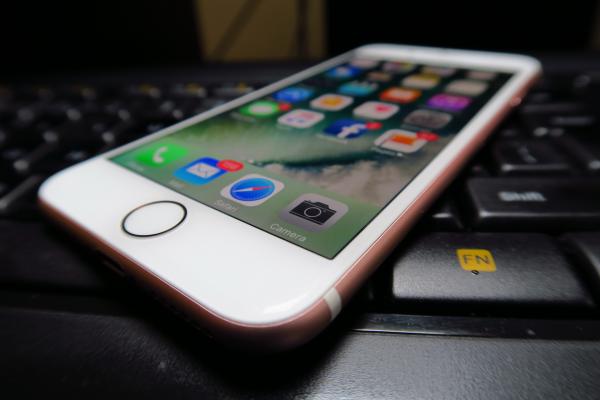 iPhone 7: Display de calitate, rezoluţie ce nu mai poate fi tolerată