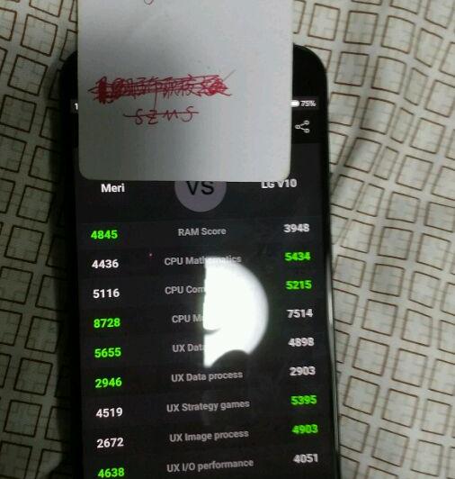 Fotografii hands-on Xiaomi Meri, inclusiv benchmark AnTuTu: Comparing-the-Meri-with-the-LG-V10.jpg