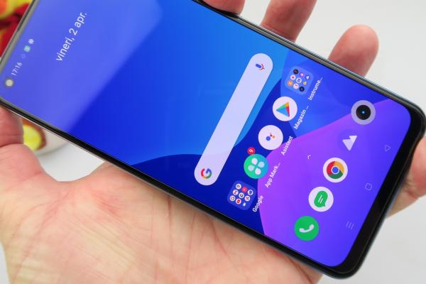 Realme 8 Pro: Display Super AMOLED luminos şi destul de imersiv