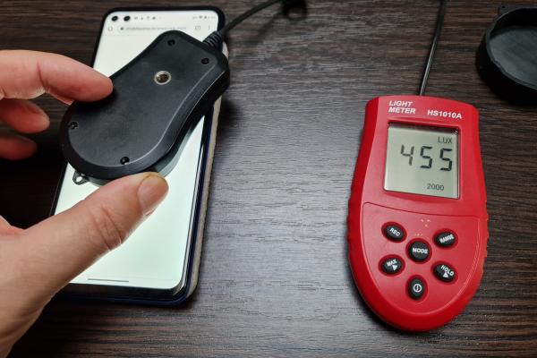 Luminozitate display Motorola Moto G100 și ecranul văzut la microscop