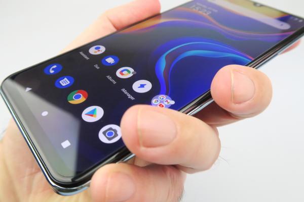 Vivo Y70: Display AMOLED luminos, imersiv, cu nuanţe vii