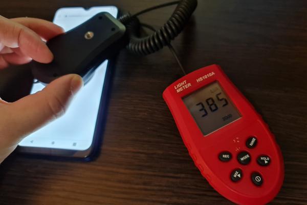 Luminozitate display Vivo Y20s și ecranul văzut la microscop