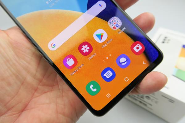Samsung livrează o actualizare nouă pe telefoanele Galaxy A52 4G și A52 5G, cu îmbunătățiri pentru captura foto