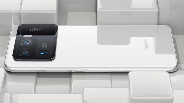 <b>Preț și disponibilitate Xiaomi Mi 11 Ultra în România</b>Luna aprilie ne-a adus și un telefon al extremelor pentru Xiaomi și anume ineditul Mi 11 Ultra care atrage privirile prin uriașul modul foto din spate și ecranul secundar pe care îl integrează aici. Telefonul impresionează prin