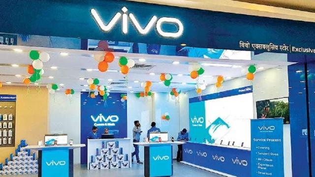 <b>Vivo ocupă primul loc pe piaţa smartphone din China (Counterpoint Research)</b>Piaţa smartphone din China este una foarte disputată, iar după scăderea ritmului de lansări Huawei, lupta a devenit acerbă pentru locul întâi. Şi-l dispută în special Oppo şi Vivo, iar acum Vivo pare a fi preluat şefia clasamentului