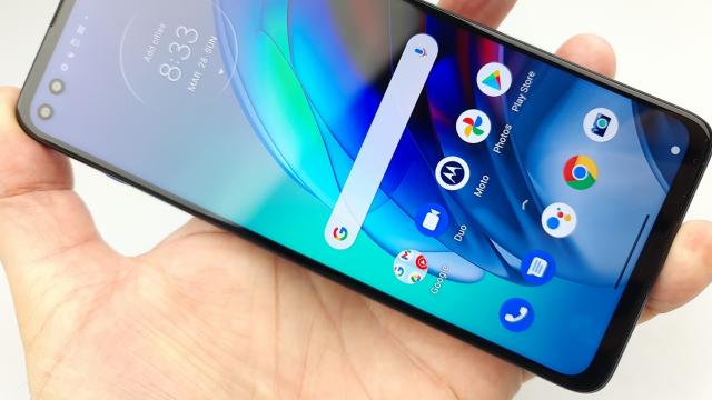 <b>Motorola Moto G100: Benchmark-uri de telefon Moto cel mai performant de până acum</b>Motorola Moto G100 este primul telefon cu procesor Qualcomm Snapdragon 870 pe care îl testam şi cu siguranţă nu ultimul. Acest CPU a început să apară tot mai des pe telefoane high midrange, poziţionate între flagshipurile din 2020 şi cele din 2021. Proces