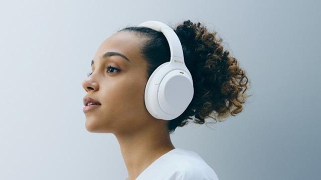 <b>Căștile wireless Sony WH-1000XM4 primesc o variantă nouă de culoare, în ediție limitată; Modelul Silent White este aici</b>Astăzi avem parte și de noutăți în zona de purtabile audio, odată cu lansarea ediției limitate a căștilor Sony WH-1000XM4 în varianta de culoare Silent White, care se bucură de aceeași tehnologie premiată de anulare 