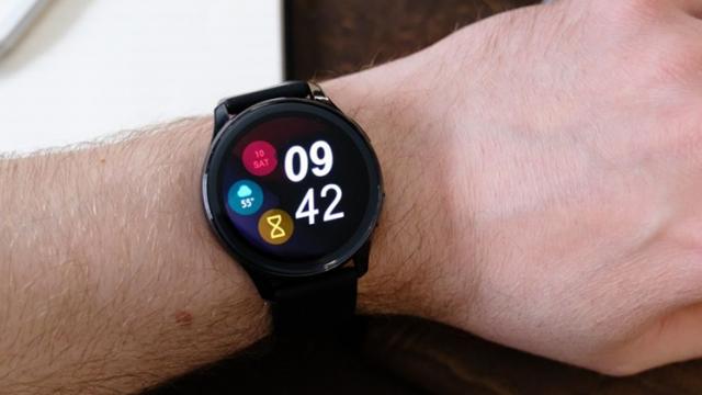 <b>OnePlus Watch urmează să primească un update care va aduce Always On Display și noi opțiuni pentru purtabil</b>OnePlus Watch a fost lansat luna trecută, fiind primul purtabil al companiei. Surprinzător sau nu, acesta nu a avut parte de un feedback pozitiv din partea celor care l-au testat deja. Totuși, OnePlus încearcă să rezolve din neajunsuri prin actualizări