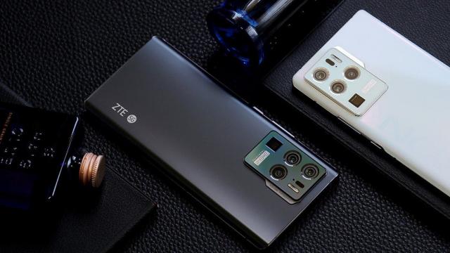 <b>ZTE Axon 30 Ultra 5G va debuta global în luna mai; Camera-phone-ul va fi un adevărat rival pentru Galaxy S21 Ultra și Xiaomi Mi 11 Ultra</b>ZTE a anunțat chiar în această lună modelele Axon 30 Pro și Axon 30 Ultra, ultimul menționat fiind camera-phone-ul companiei din acest an. Deși nu prea aveam speranțe că va părăsi China, aflăm astăzi că varianta globală a acestui smartphone va fi lansată