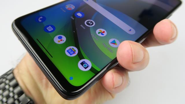 <b>Motorola Moto G 5G: Conectivitate 5G, WiFi rapid</b>Motorola Moto G 5G a fost pentru o perioadă cel mai ieftin telefon 5G din România. Când vorbim despre conectivitate, avem la dispoziţie 5G NR, cu 11 benzi acoperite. Primim şi 4G LTE, dar şi Bluetooth 5.1, pentru a ne conecta la căşti, ceasuri şi boxe