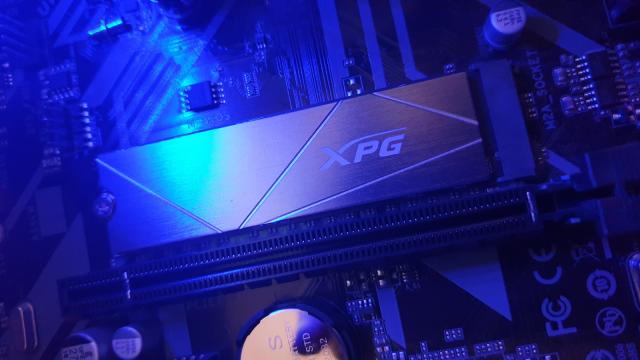 <b>XPG GAMMIX S50 Lite Review: SSD PCIe 4.0 de 1 TB, cu viteze de scriere de până la 3200 MB/s</b>Printre componentele cheie ce definesc un PC de gaming se numără și stocarea, care în zilele de azi trebuie să fie musai SSD pentru a beneficia de performanțe superioare. Există multe astfel de opțiuni pe piață