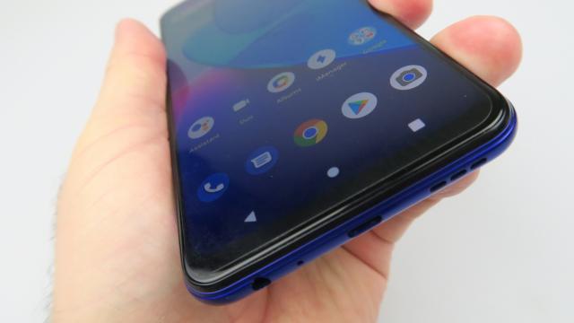 <b>Vivo Y20s: Bateria vinde singură telefonul şi e în top 3 all time</b>Vivo Y20s are bateria de 5000 mAh că selling point, iar ea vine şi cu încărcare la 18W, pe microUSB 2.0 e drept. Rezultatele testelor noastre au arătat binişor şi mă refer la faptul că am ajuns la 19 ore şi 13 minute de playback video, intrând în top 20