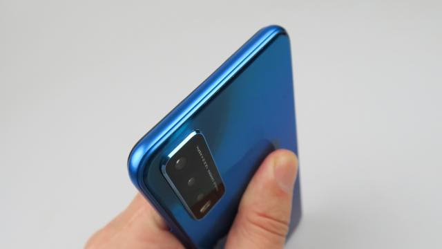 <b>Vivo Y20s: Conectivitate WiFi surprinzătoare, dar şi microUSB jos</b>Vivo Y20s are două sloturi nano SIM şi vine cu suport 4G, dar şi WiFi dual band, ceea ce era de aşteptat. Avem şi Bluetooth 5.0, iar pentru localizare există GPS, Glonass, Galileo şi BDS. Nu primim NFC, iar pentru conectivitatea pe fir şi încărcare avem