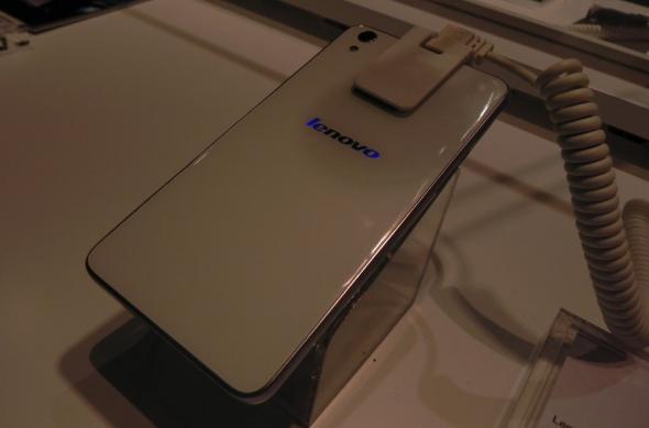 Lenovo S850 hands on preview: telefonul cu carcasă din sticlă face o impresie bună (Retro MWC 2014 - Video): dscn4756jpg.jpg