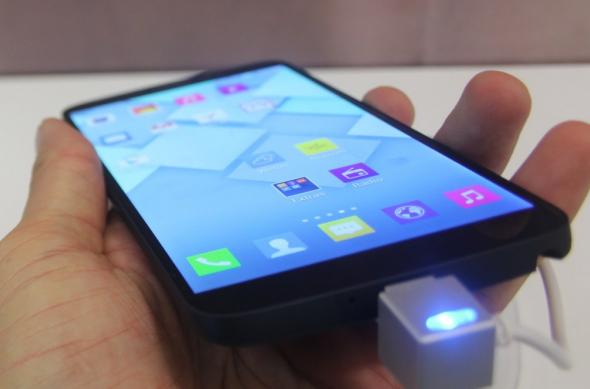 IFA 2013: Alcatel One Touch Hero hands on - phablet de 6 inch cu interfață ce amintește de iOS 7 (Video): alcatel_one_touch_hero_ifa_2013_10jpg.jpg
