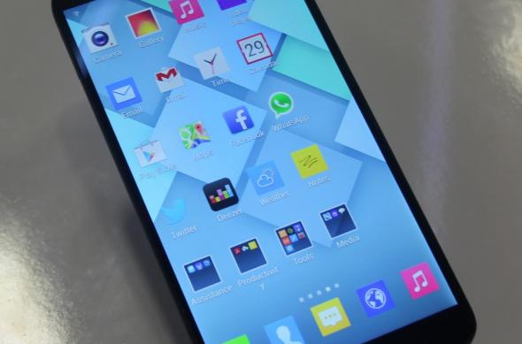 IFA 2013: Alcatel One Touch Hero hands on - phablet de 6 inch cu interfață ce amintește de iOS 7 (Video): alcatel_one_touch_hero_ifa_2013_02jpg.jpg