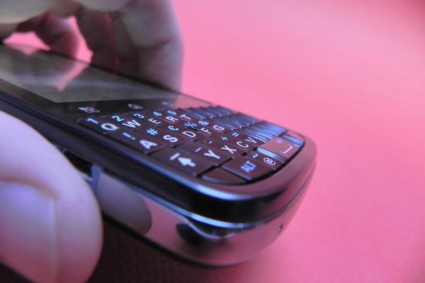 Review Motorola Pro - BlackBerry la jumătate de preț și cu pretenții Înjumătățite (Video)